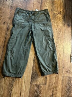 Liz Claiborne Olive Green Drawstring Cargo Capris